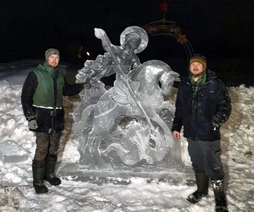 Ледяную скульптуру Георгия Победоносца установили в селе Кекоран у памятника строителям железной дороги Ижевск  Балезино
