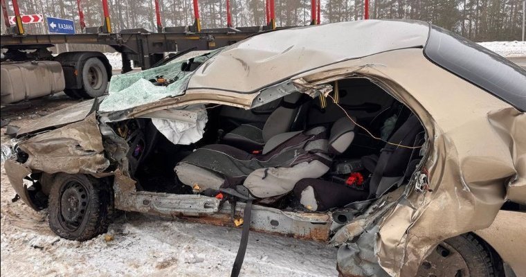 Грузовик с полуприцепом столкнулся с легковушкой в Завьяловском районе