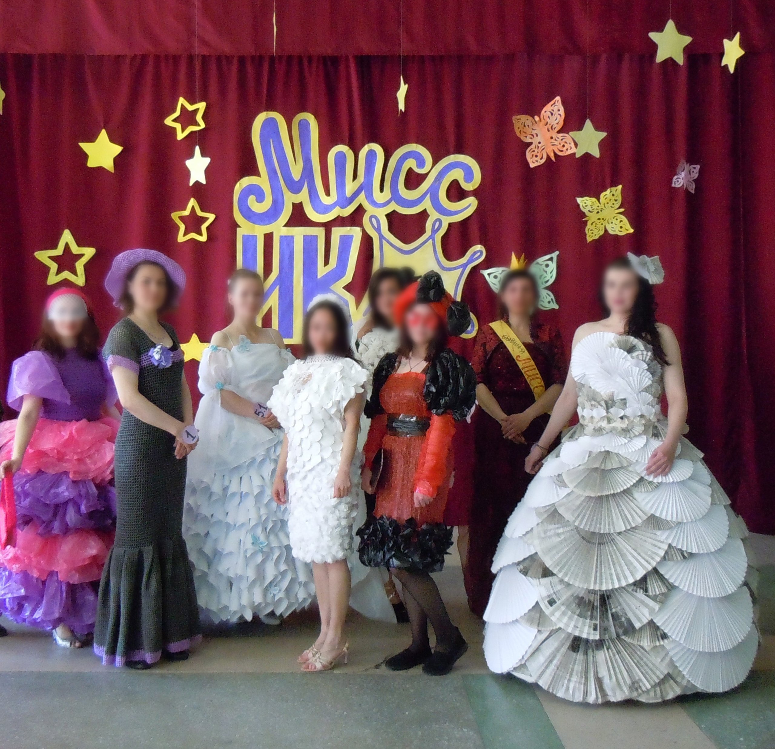 В Сарапуле осужденные женщины сшили вечерние платья из пакетов и газет на конкурс красоты 