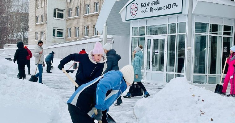 Сотрудники Республиканского онкодиспансера в Ижевске перед открытием отремонтированной входной группы провели субботник 