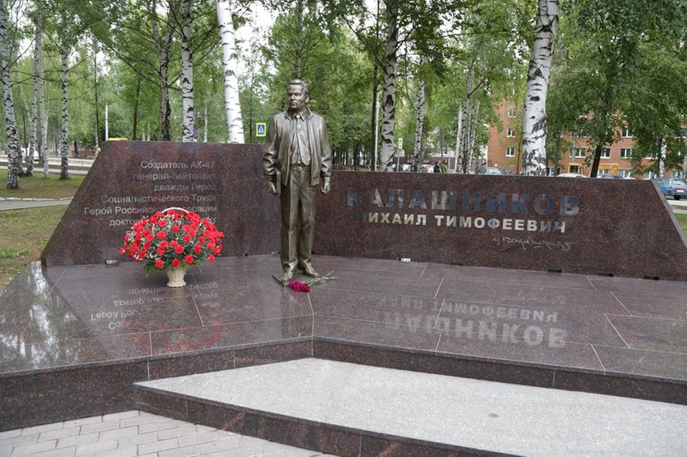 Новый памятник Михаилу Калашникову открыли в Ижевске