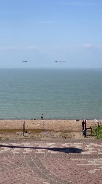В Краснодарском крае засняли мираж с летящими над морем кораблями