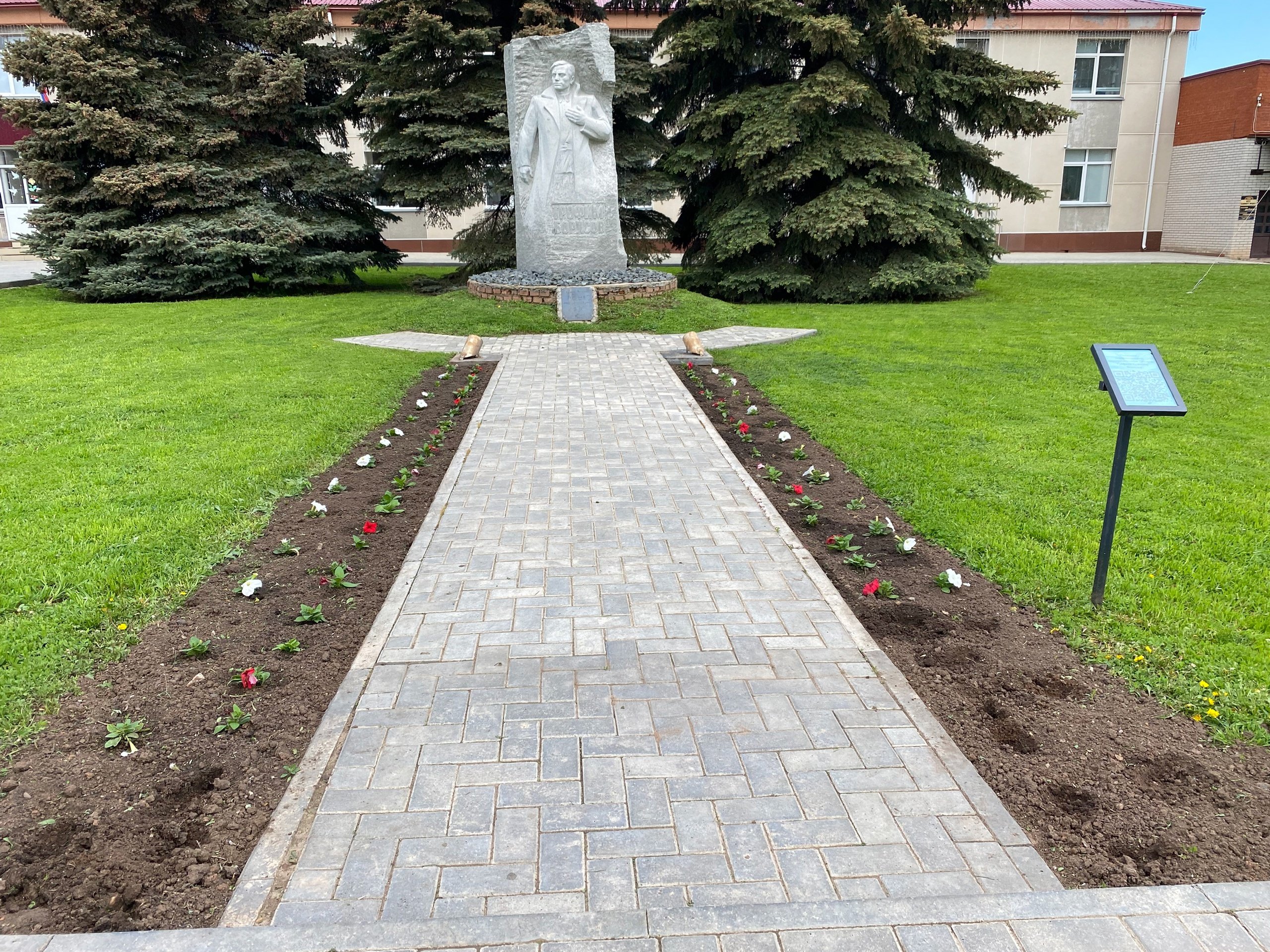 Около администрации Алнашского района неизвестные своровали цветы