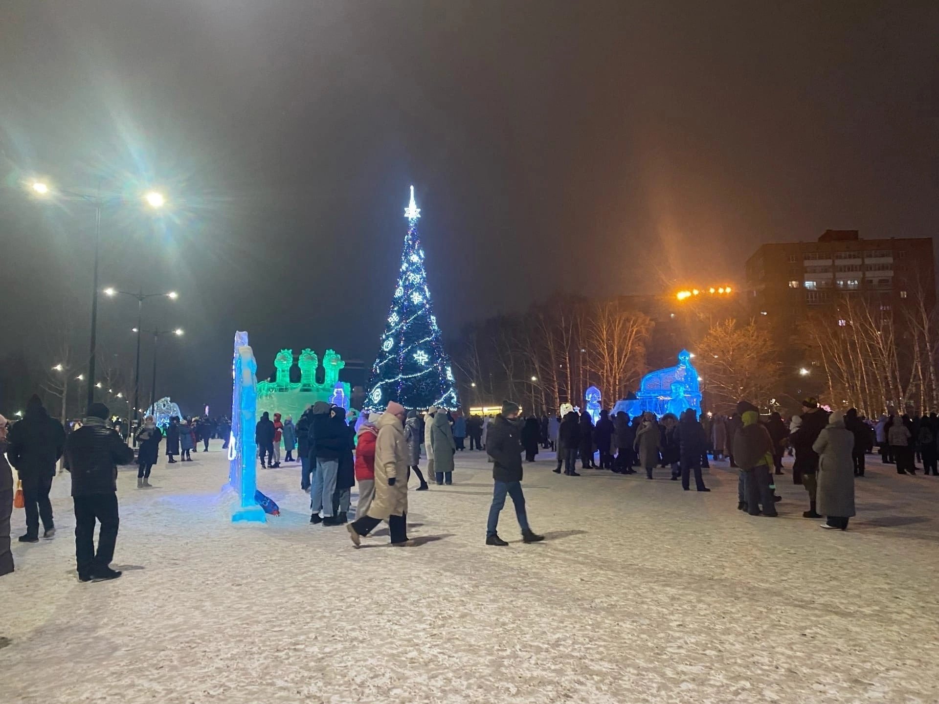 В новогоднюю ночь Центральную площадь Ижевска посетили около 3 тысяч человек