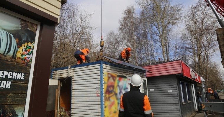 В Ижевске за торговлю спиртным снесли ларёк на улице Буммашевской