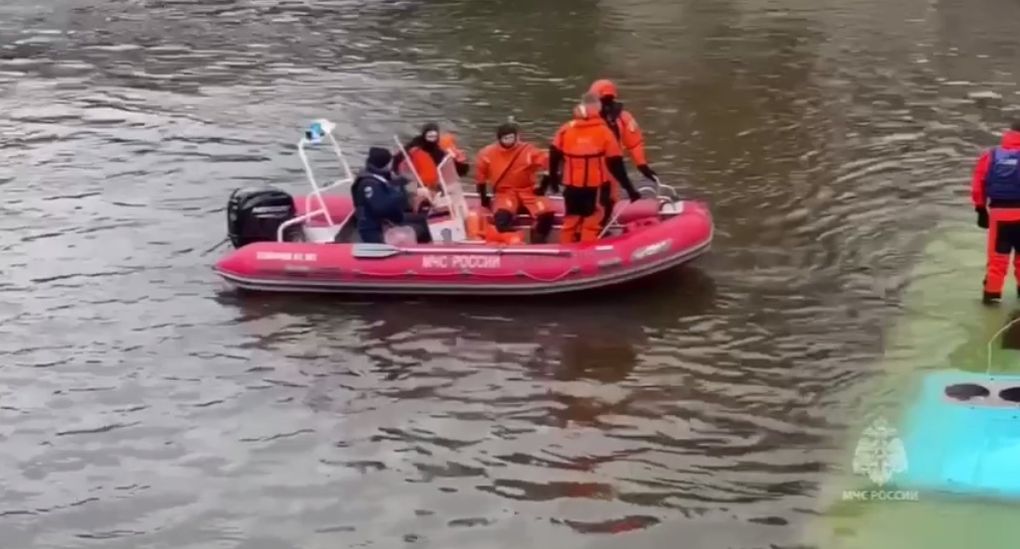 В Санкт-Петербурге автобус с людьми упал в реку Мойка