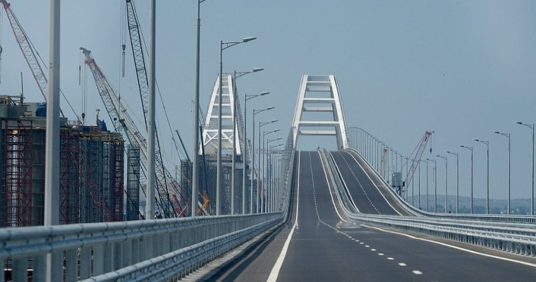 Пролет Крымского моста рухнул в воду