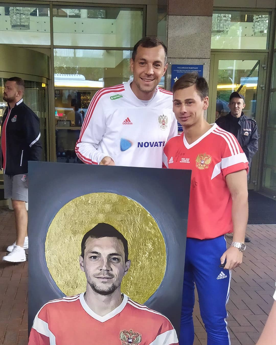 Болельщик подарил Дзюбе «икону» с изображением футболиста