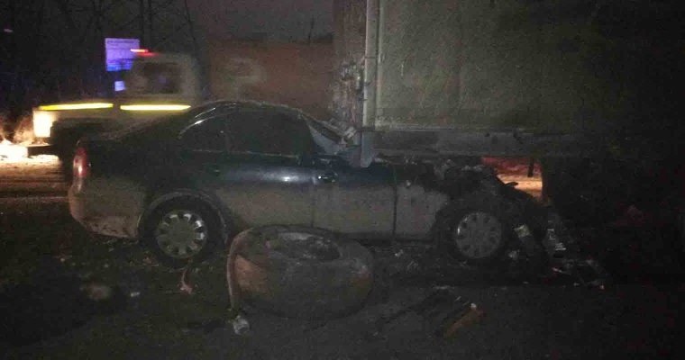 Иномарка протаранила стоящий грузовик в Удмуртии: погиб водитель