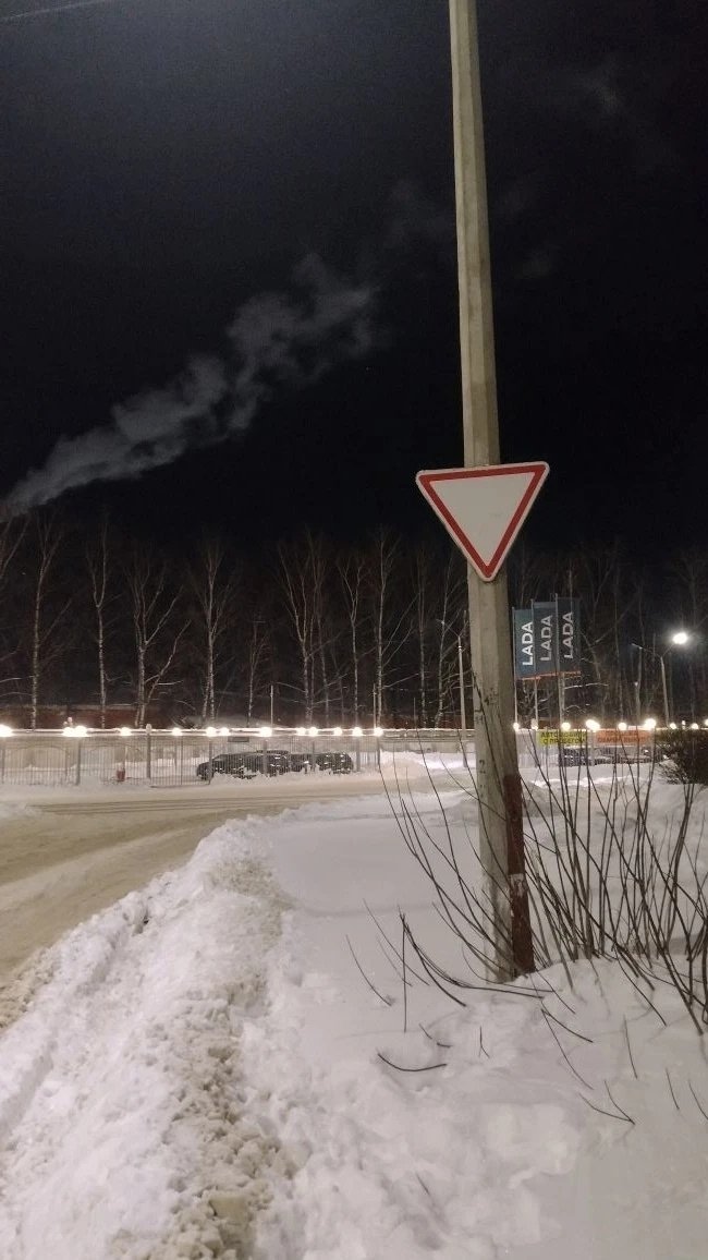 В Глазове начали обновлять дорожные знаки 