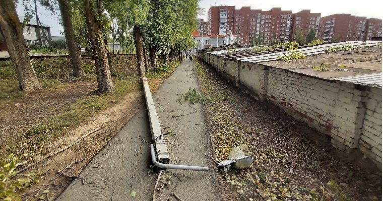 Жители Ижевска поделились фотографиями последствий ветра 