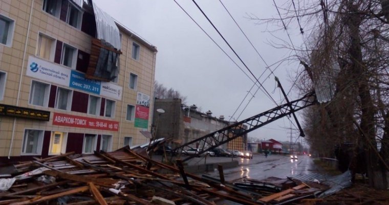 В Томске ураган оборвал провода, свалил деревья и повредил крыши