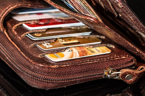 Взыскивать долги россиян с банковских карт теперь будут без их согласия