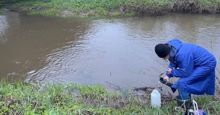 Жители Воткинского района пожаловались на химический запах от воды в одном из ручьев