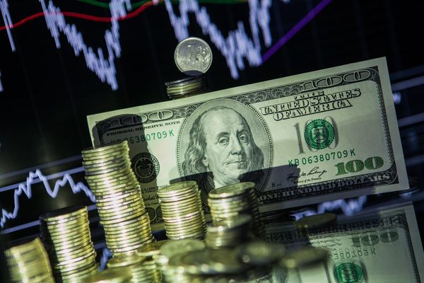 Биржевой курс доллара поднялся выше 84 рублей