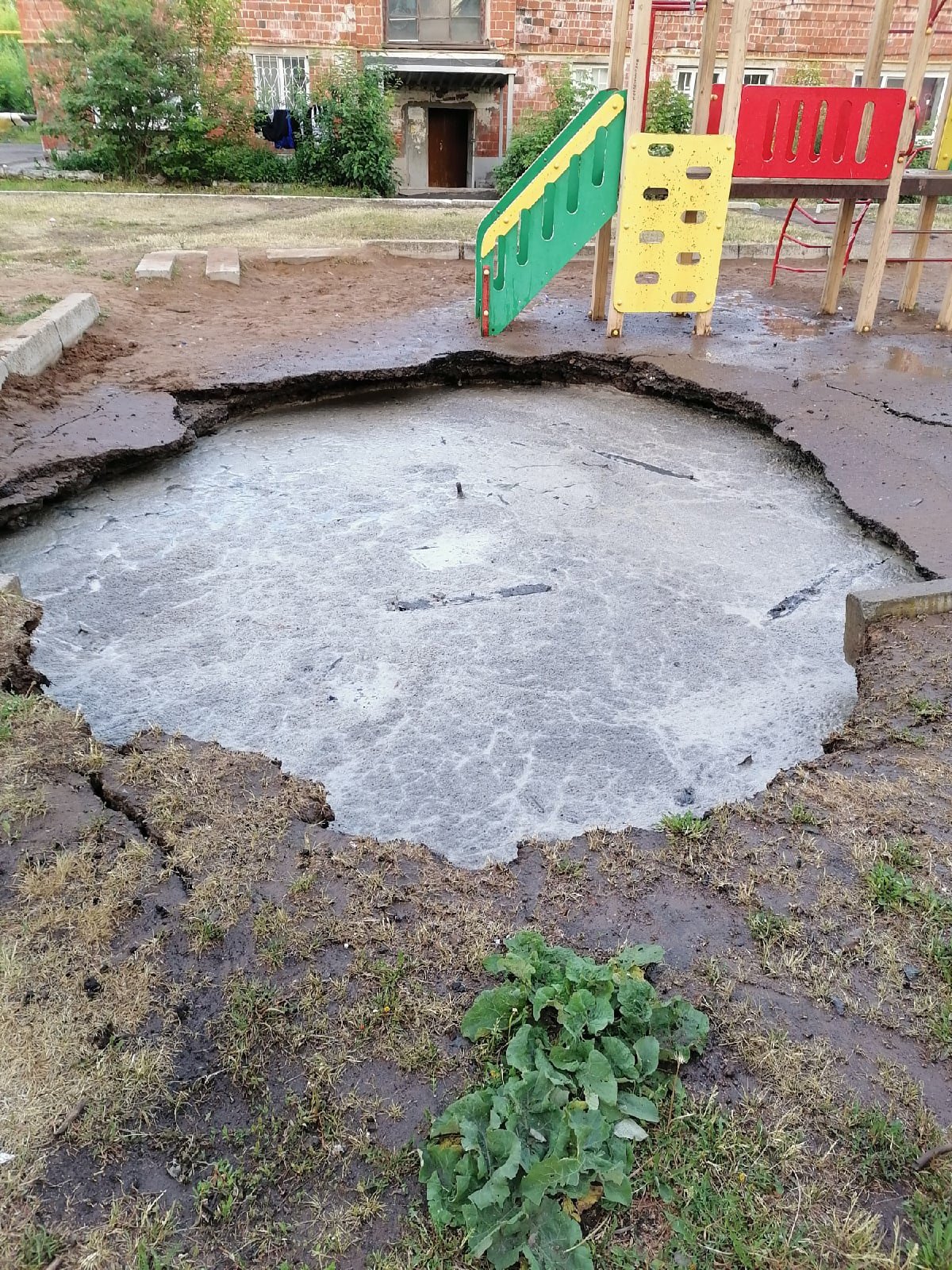 

В Ижевске на детской площадке провалился асфальт

