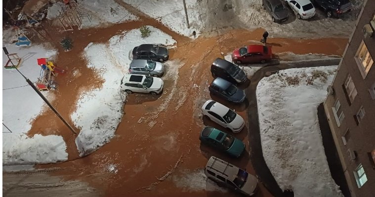 Жилой дом в Ижевске остался без воды из-за пробитой трубы