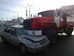 В Ижевске неопытный водитель влетел под капот пожарной машины