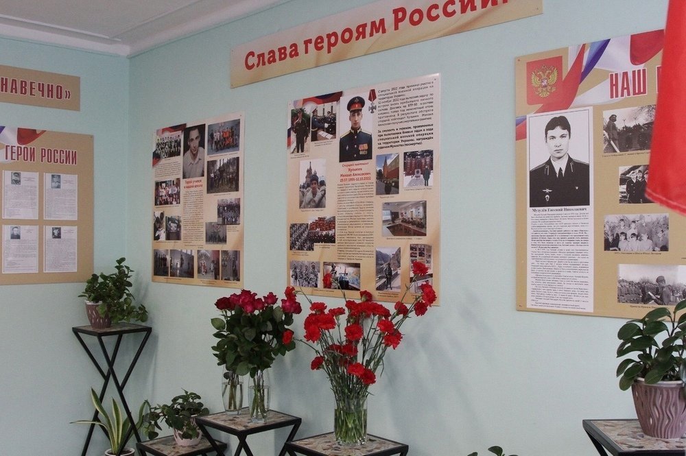 В школе 68 Ижевска открыли памятный стенд участнику спецоперации