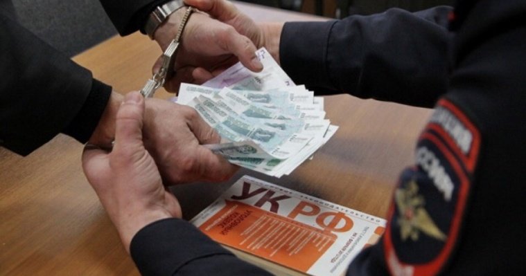 Владелец отдела в одном из ТЦ Ижевска пытался подкупить полицейского 