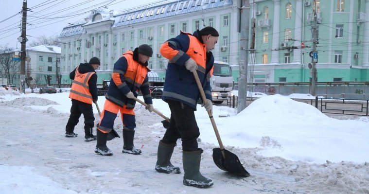 Снег и лед с тротуаров Ижевска счищают более 60 человек и 20 единиц техники