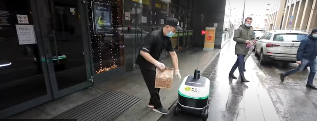 

Еду в Москве начали доставлять на дом роботы-курьеры 


