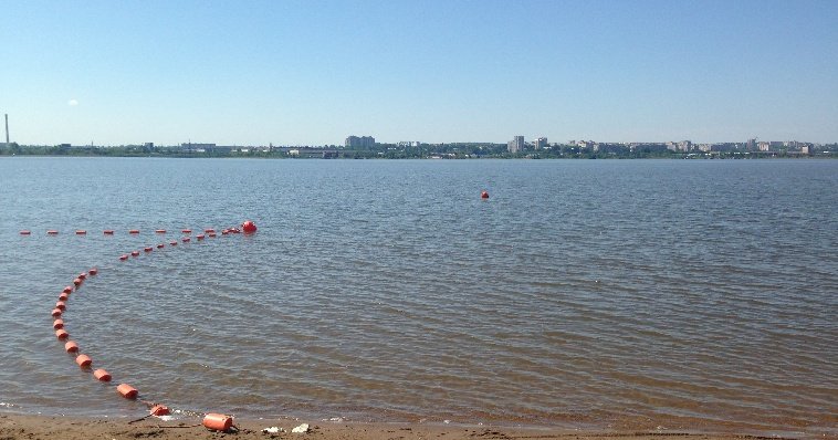 Дно Ижевского пруда в районе городского пляжа очистили от опасного мусора 