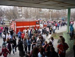 Плановая эвакуация в школах Ижевска и иностранные лекарства для детей России: что произошло минувшей ночью