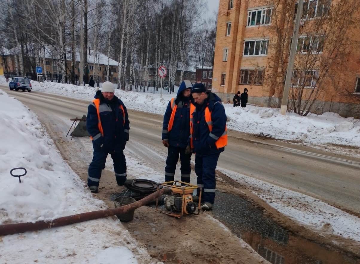 На улице Сулимова в Глазове прорвало трубы холодного водоснабжения