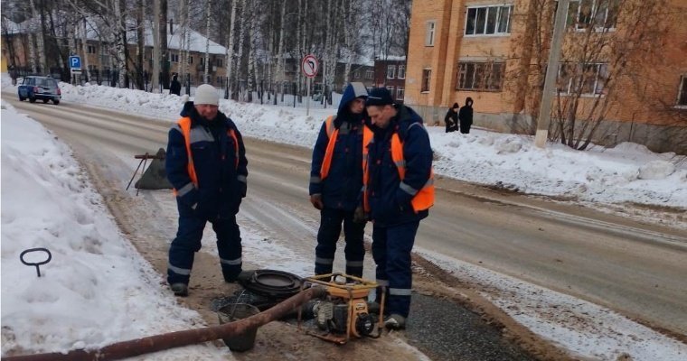 На улице Сулимова в Глазове прорвало трубы холодного водоснабжения