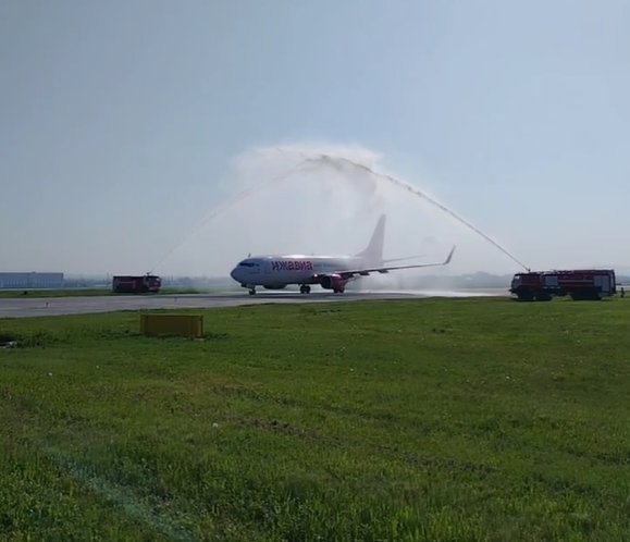Первый самолёт из Ижевска в аэропорту Минеральных Вод встретили водной аркой