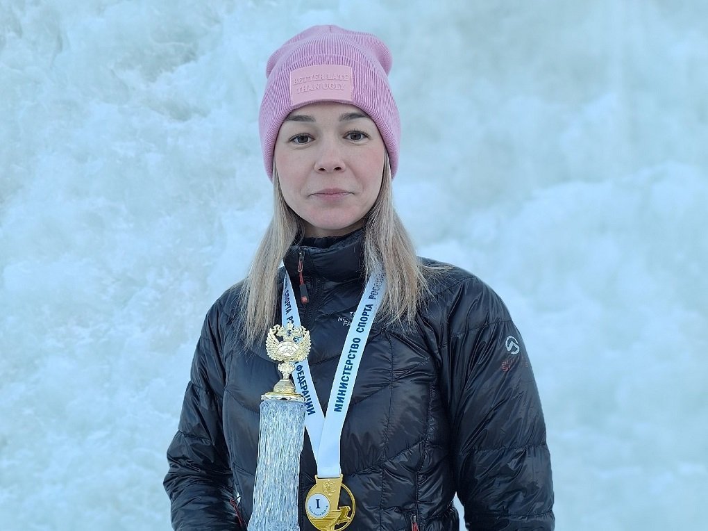 Укус клеща стал смертельным для чемпионки России по ледолазанию Алены Власовой