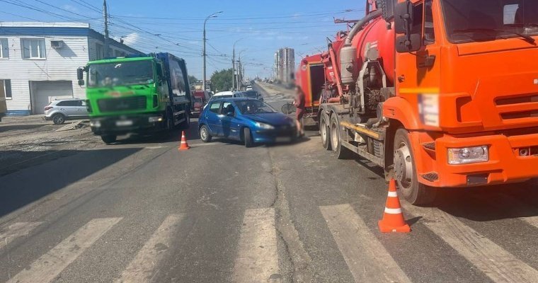 На улице Карла Маркса в Ижевске автоледи въехала в КАМАЗ
