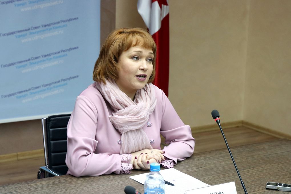 Татьяна Ишматова: в школах Удмуртии нужно торжественно поднимать и флаг республики