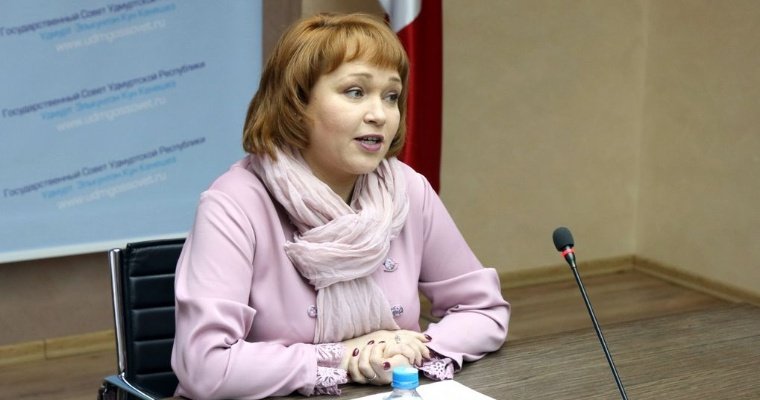 Татьяна Ишматова: в школах Удмуртии нужно торжественно поднимать и флаг республики