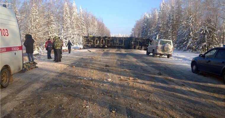 Упавший грузовик перегородил Якшур-Бодьинский тракт в Удмуртии