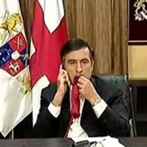Саакашвили объяснил, зачем он жевал галстук