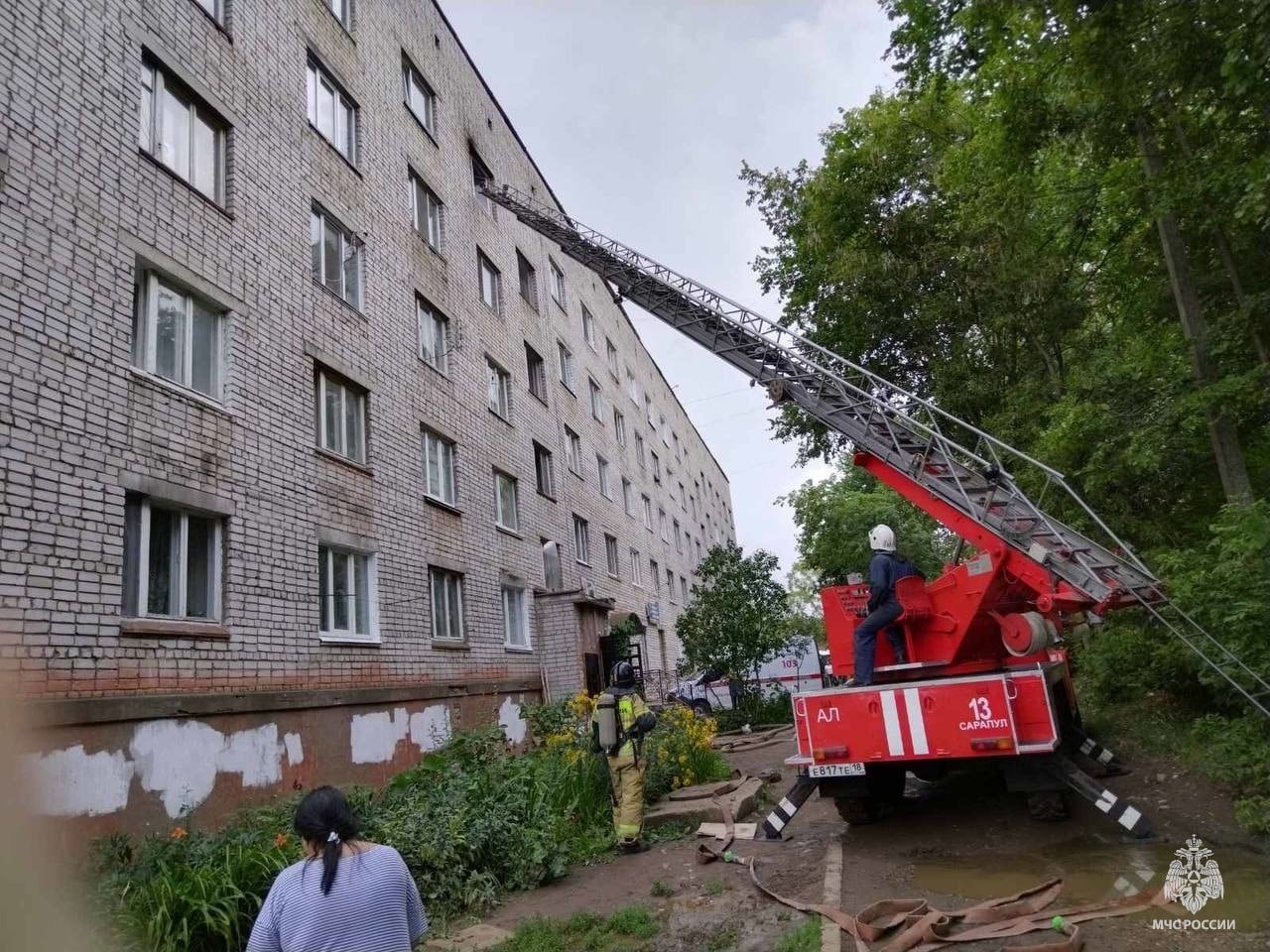 В Сарапуле пожарные эвакуировали 19 человек из задымлённого подъезда жилого  дома // ИА Сусанин - проверенные новости Ижевска и Удмуртии, факты и  описания событий.