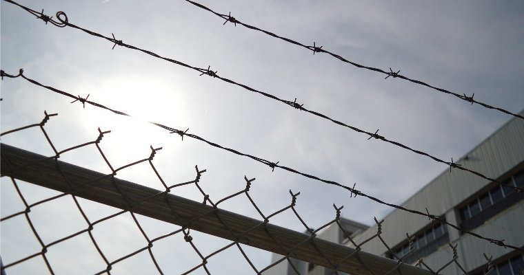 В Удмуртии осудили экс-работника колонии за передачу заключённым запрещённых предметов и получение взяток