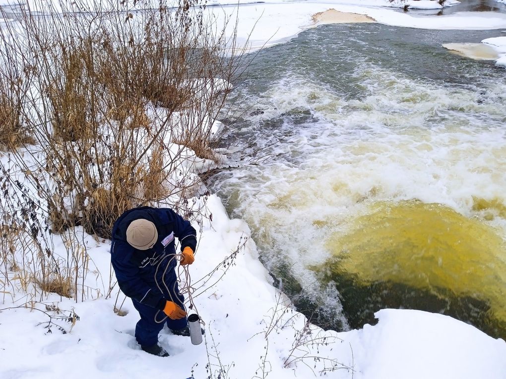 Жители Вавожа пожаловались на запах канализации, идущий от реки Увинки