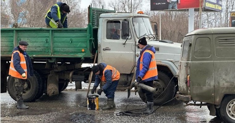 Самые аварийные выбоины на дорогах срочно ликвидируют в Глазове