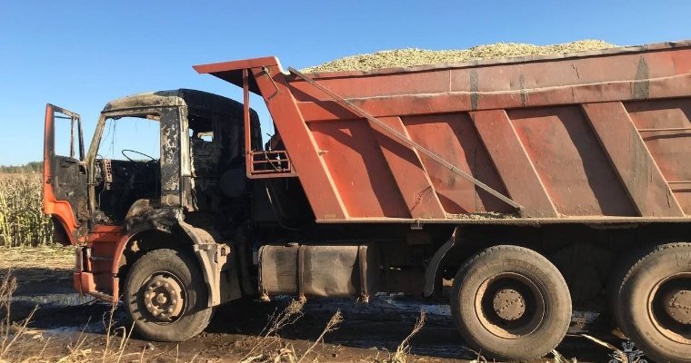 При уборке кукурузы в Завьяловском районе загорелся грузовой автомобиль