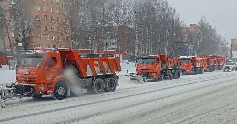 После снегопада улицы Ижевска расчищают 83 спецмашины