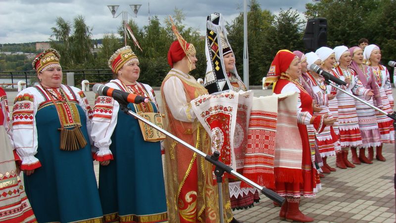 Сусанин новости удмуртии и ижевска сегодня. Удмуртия столица люди. Фольклорные столицы Удмуртии. Столица северных удмуртов. Ижевск удмурты толпа.