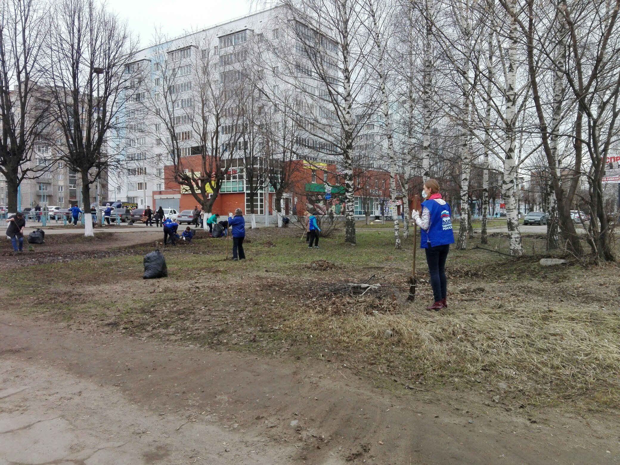 Члены партии «Единая Россия» провели субботник в парке Космонавтов в Ижевске