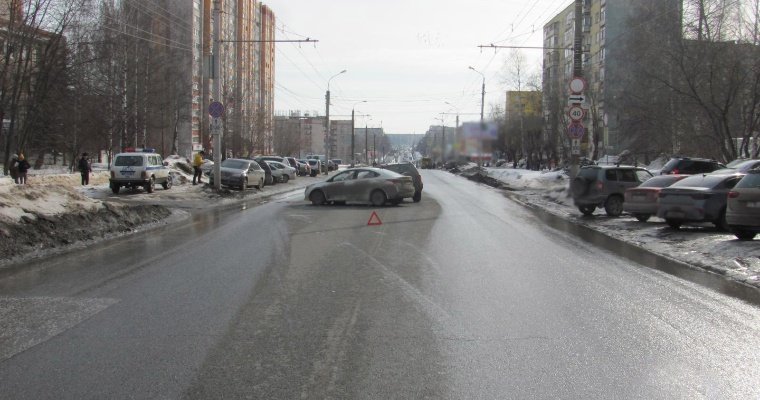 Три девушки пострадали при столкновении двух иномарок в Ижевске