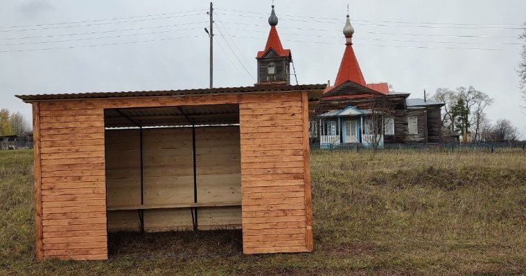 В четырёх деревнях Дебёсского района установили деревянные автобусные остановки