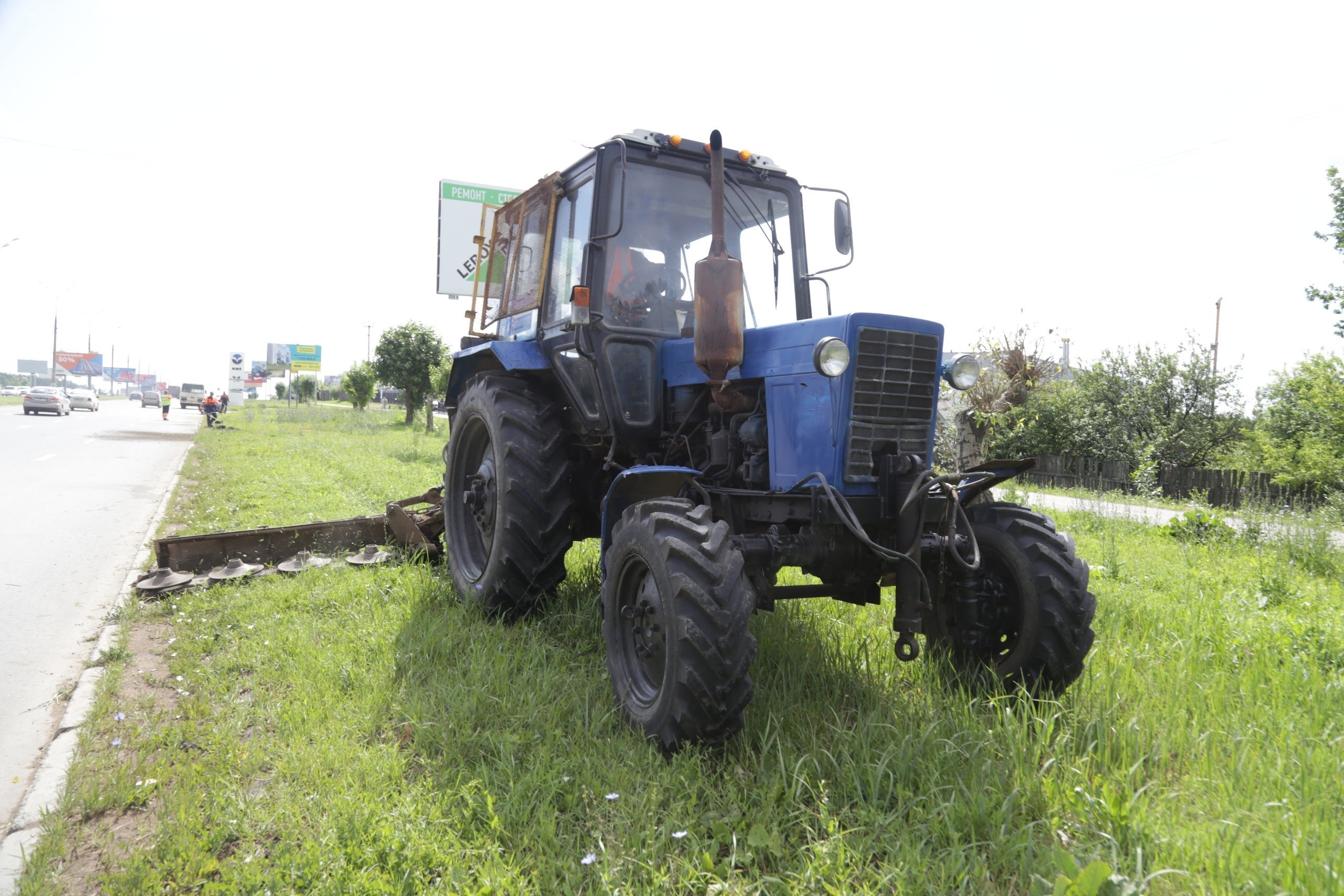 Косить траву вдоль дорог в Ижевске будут тракторами
