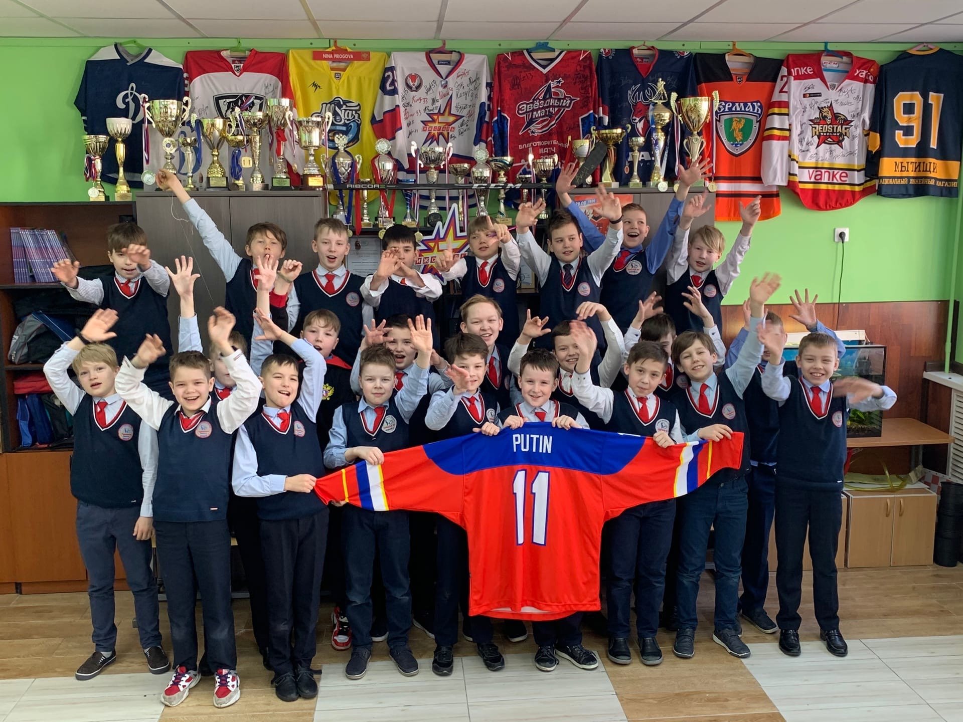 

Хоккейный свитер Владимира Путина появился в коллекции школьного музея в Ижевске

