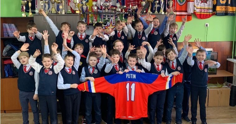 Хоккейный свитер Владимира Путина появился в коллекции школьного музея в Ижевске